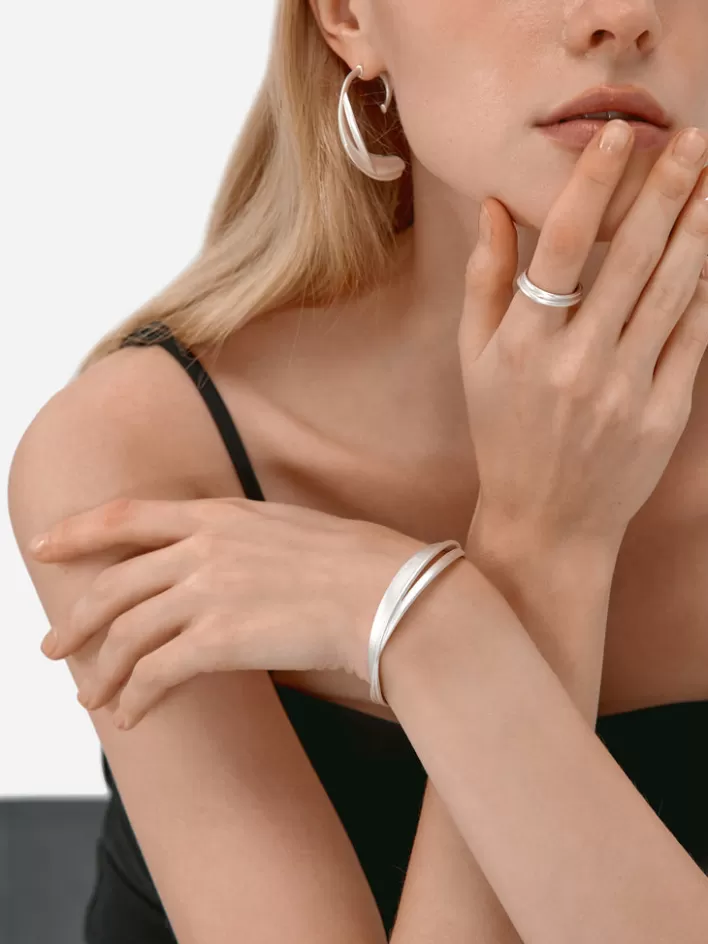 007__interlaced_round_ring_2.webp Shop C2H4 007 - Interlaced Round Ring Silver